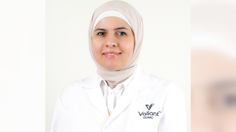 إيمان أبي سرور استشارية الطب الباطني.