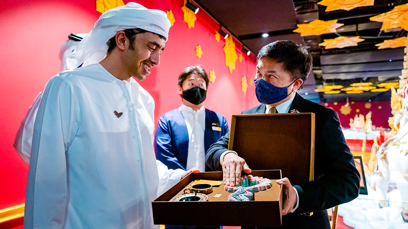 عبدالله بن زايد خلال جولته في المعرض.  وام