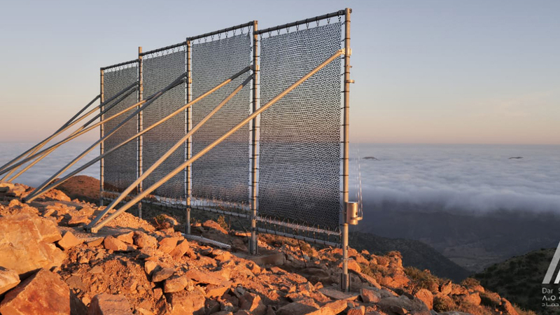 يعتمد «حصاد الضباب» على فكرة مبتكرة وهي استخراج الماء من الضباب في قمم الجبال.  من المصدر