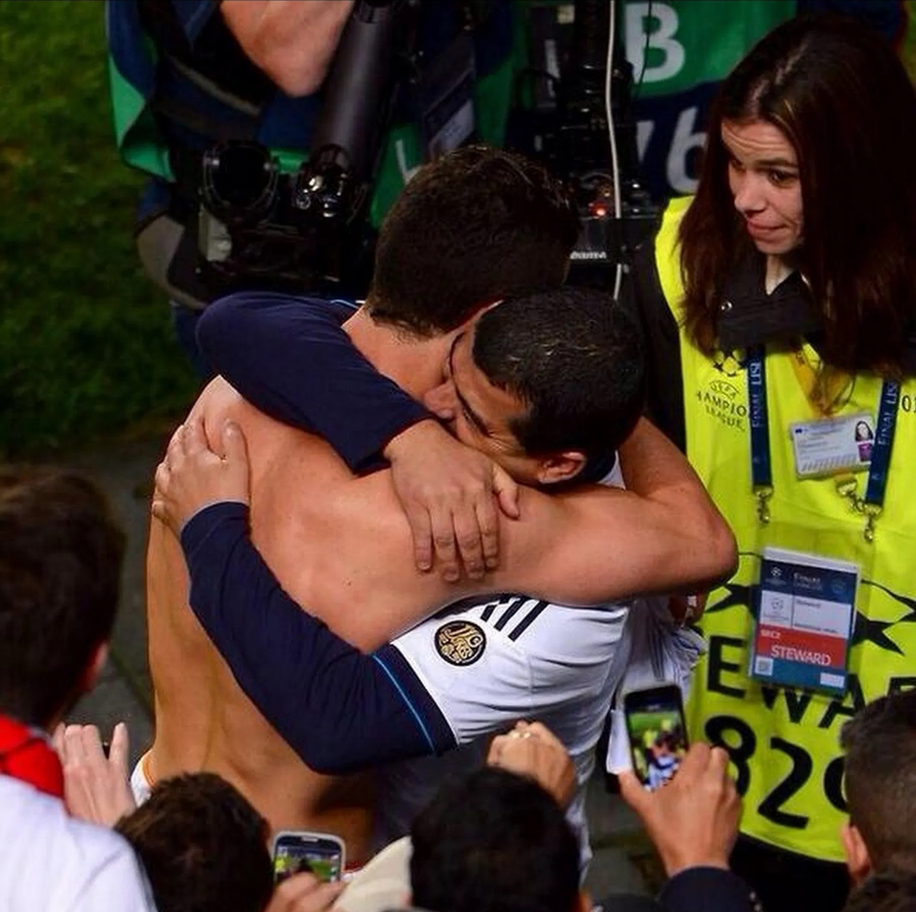 عناق خاص بين رونالدو وشقيقه هوغو خلال الفوز بلقب الأبطال 2014 في لشبونة. من المصدر