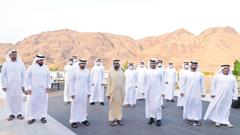 محمد بن راشد خلال زيارته منطقة حتا يرافقه حمدان بن محمد ومكتوم بن محمد.  وام