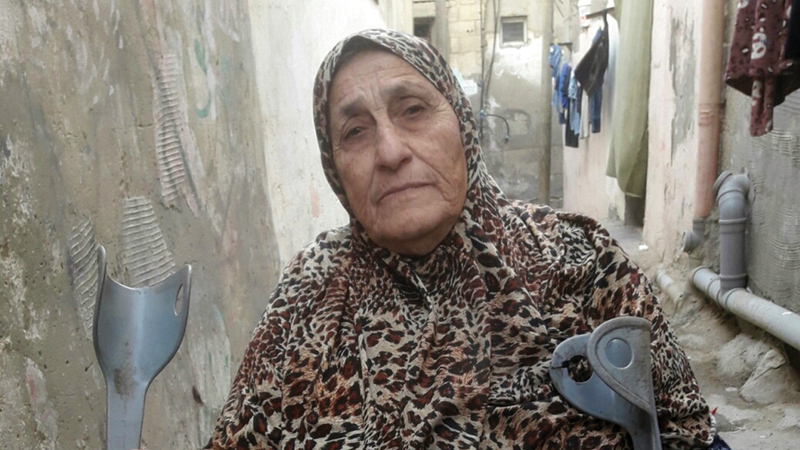 المُعمرة دوله تلقّن أحفادها عادات تراث وطنها.  الإمارات اليوم