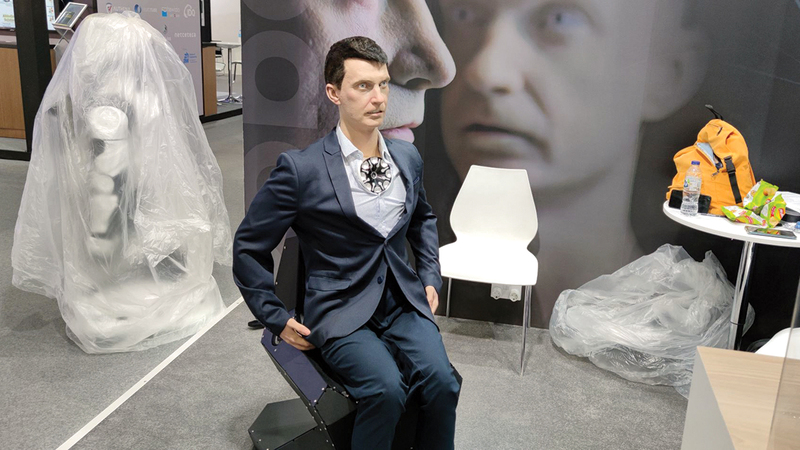 روبوت يحاكي البشر في خدمة المتعاملين.    من المصدر