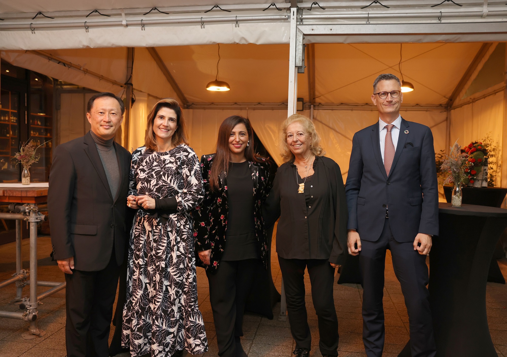 بدور القاسمي رئيسة الاتحاد الدولي للناشرين، خلال مشاركتها في «معرض فرانكفورت الدولي للكتاب»