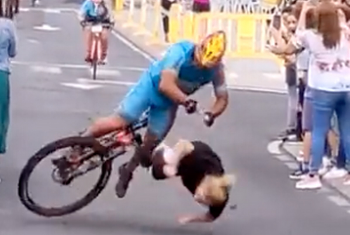صورة دراج يسحق امرأة قبيل خط النهاية في مشهد مرعب.. فيديو