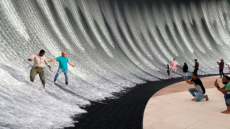 الشلالات تضم صفائح مائية عملاقة تنحدر على جدران عمودية بارتفاع 13 متراً.    تصوير:  صالحة سالمين