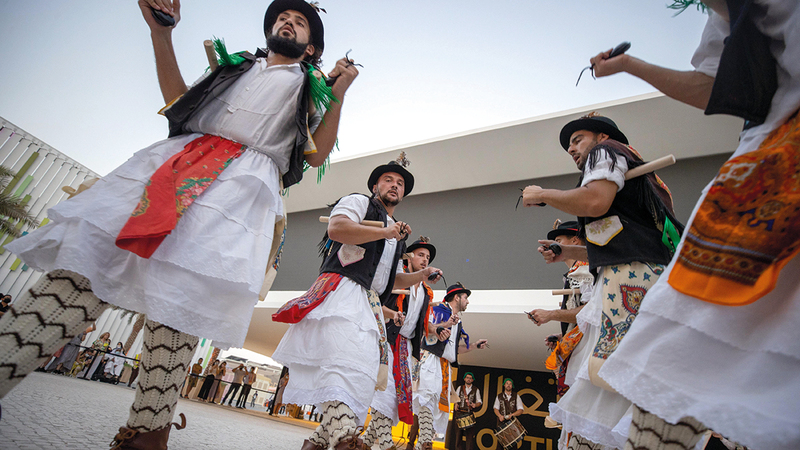 فرقة فولكلورية تؤدي رقصة العصا البرتغالية التقليدية.   من المصدر