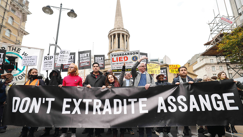 لافتة كُتب عليها «لا تسلموا أسانغ» رفعها متظاهرون يطالبون بعدم تسليمه إلى واشنطن.   أ.ف.ب