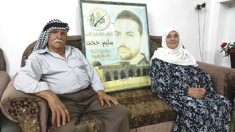 عائلة الأسير حجة تعلق آمالاً كبيرة على صفقة التبادل.   الإمارات اليوم