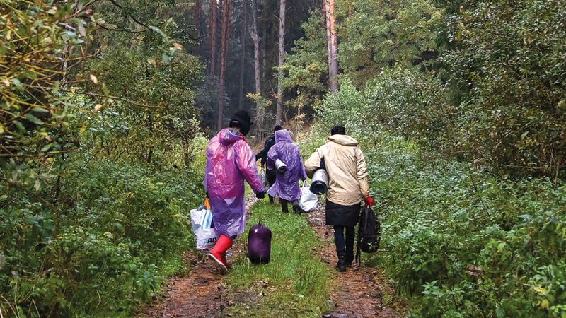 مهاجرون يسيرون مسافات طويلة قبل الوصول إلى النقطة الحدودية الألمانية.  أرشيفية