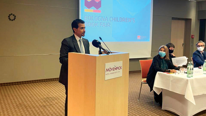 العامري خلال مشاركة الهيئة في «فرانكفورت الدولي للكتاب». 	 من المصدر