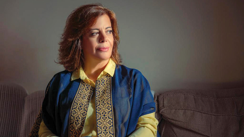 الكاتبة تستعرض مرحلة مؤلمة عايشتها عند إصابة والدتها بالسرطان.  من المصدر