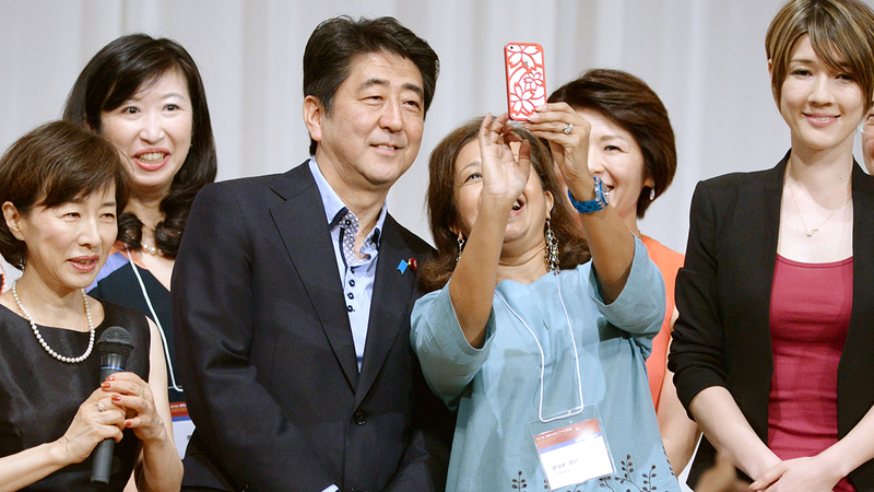 شينزو آبي وعد بتمكين المرأة في السياسة لكن شيئاً لم يتغير.  أرشيفية