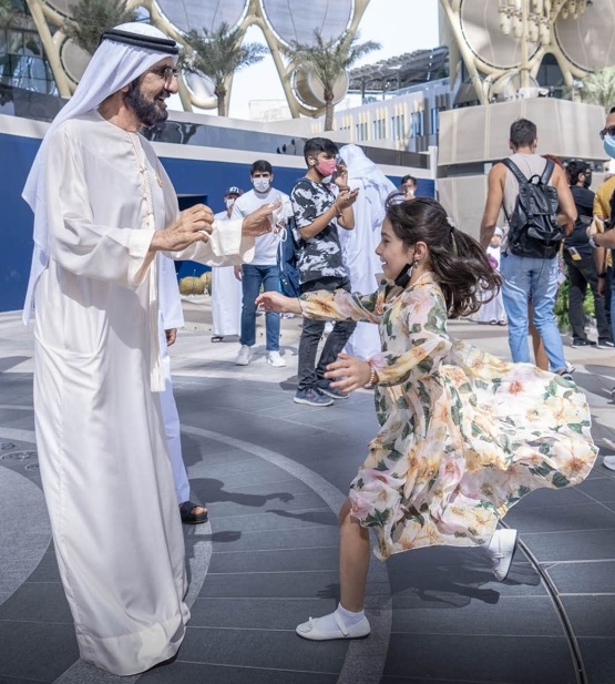 محمد بن راشد ملبيا رغبة طفلة: أجمل لقاء شخصي لي في «إكسبو 2020 دبي»