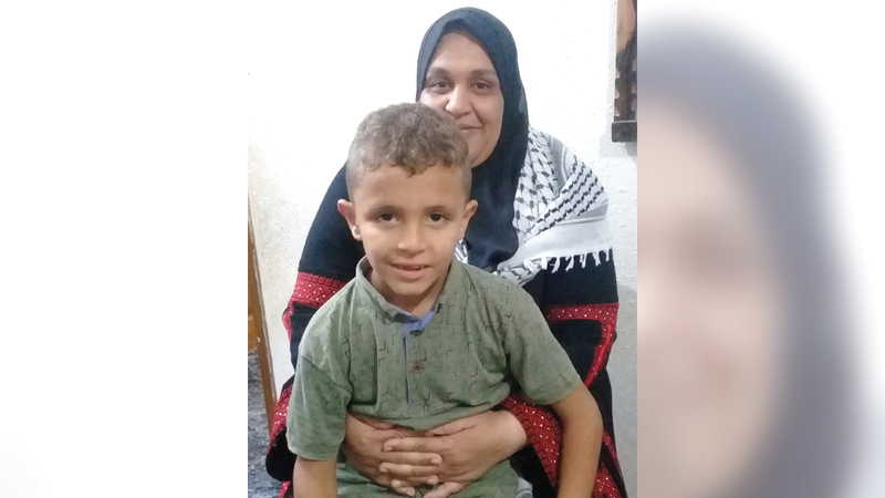 أحمد (6 سنوات) لم يفارق حضن والدته منذ الإفراج عنها.   الإمارات اليوم
