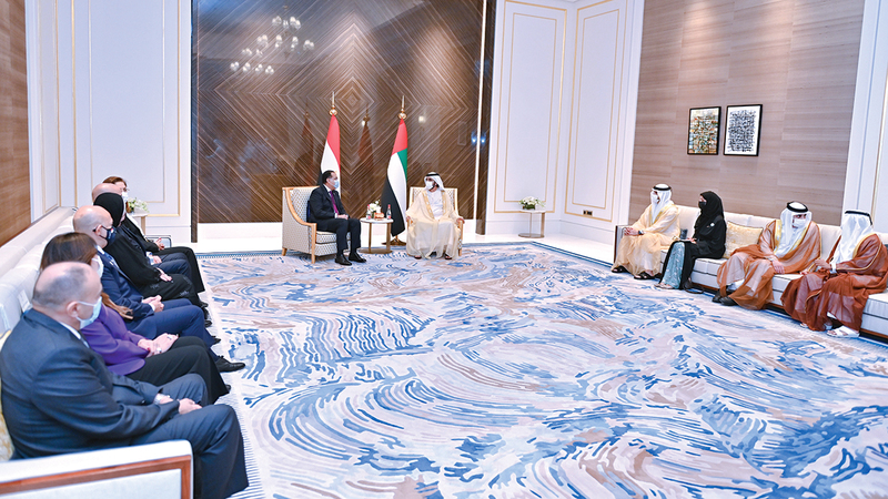محمد بن راشد خلال استقباله رئيس الـوزراء المصري في «إكسبو 2020 دبي».  وام
