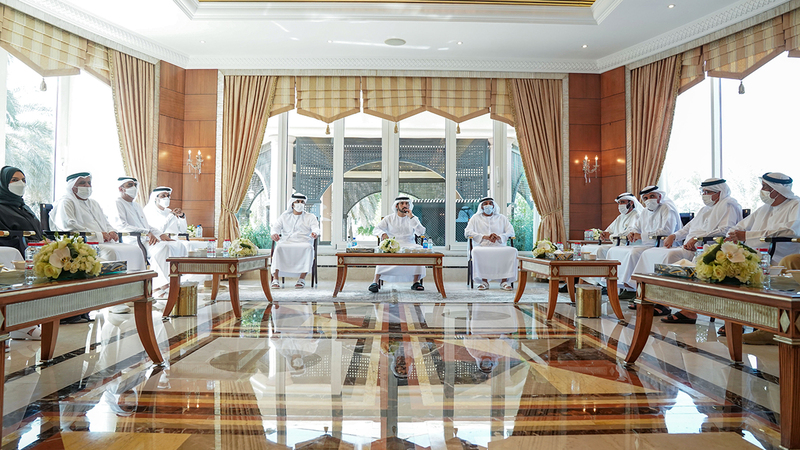 حمدان بن محمد خلال لقائه مسؤولي الجهات الحكومية في دبي. من المصدر