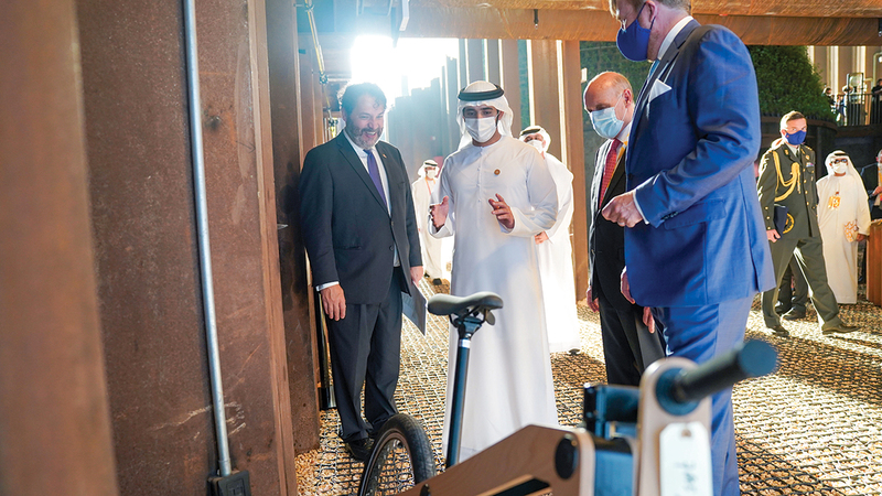 حمدان بن محمد خلال اللقاء مع فيليم ألكسندر بمقر الجناح الهولندي في «إكسبو».   وام