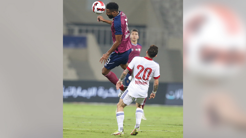 خميس إسماعيل (يسار) يسيطر على الكرة قبل برنارد.   من المصدر