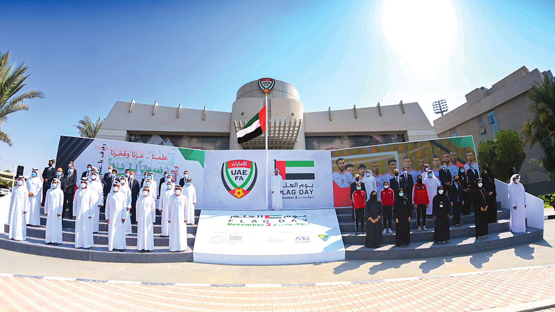 جانب من فعالية رفع العلم بمقر اتحاد الكرة في دبي.   من المصدر