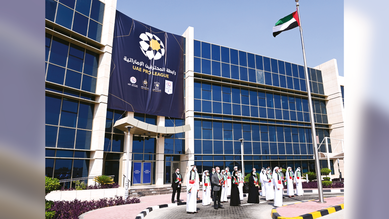 من احتفال «رابطة المحترفين» برفع العلم.   من المصدر