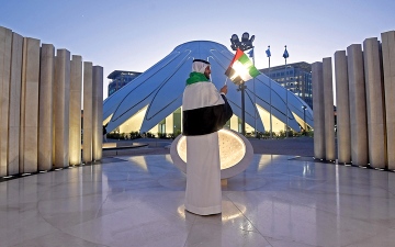 الصورة: ارفعه عالياً ليبقى شامخاً