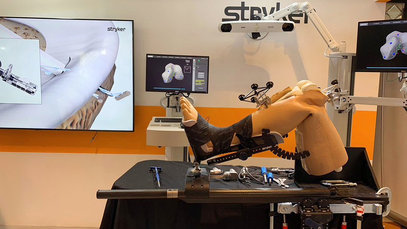 صورة توضّح طريقة استخدام الروبوت في تبديل المفاصل.   من المصدر