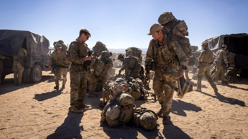 القوات البريطانية تجبر الجنود الأميركيين على الاستسلام.   من المصدر