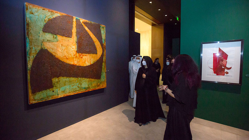 لطيفة بنت محمد خلال تجولها في المعرض.   من المصدر