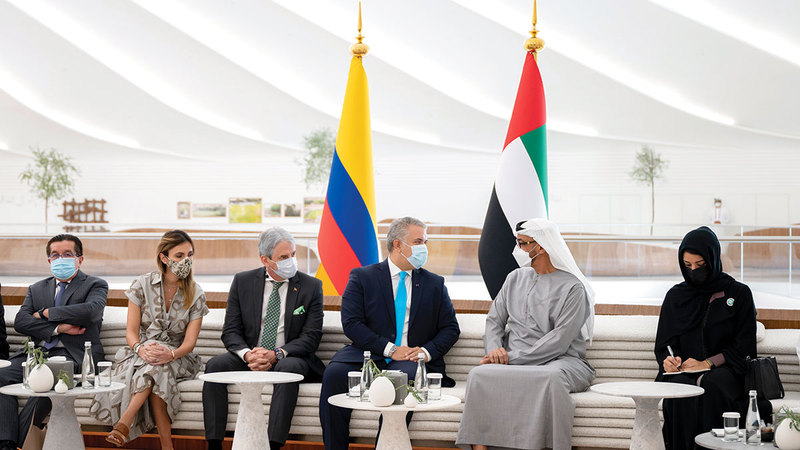 محمد بن زايد خلال استقباله رئيس جمهورية كولومبيا في جناح الإمارات.   وام
