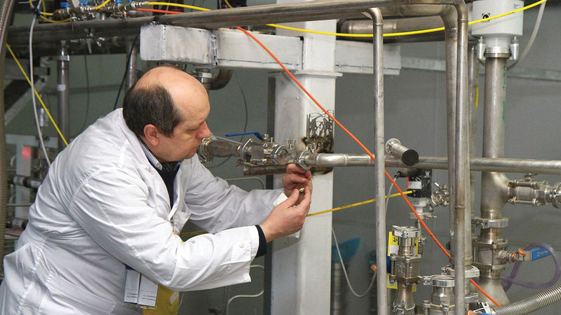 وكالة الطاقة الذرية انقطعت لفترات عن مراقبة ما يحدث داخل المفاعلات الإيرانية ما يضفي بظلال من الشك عن تقدم إيران نحو تصنيع القنبلة.   غيتي