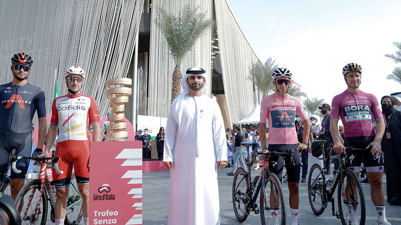 منصور بن محمد مع أبطال السباق.   تصوير: مصطفى قاسمي