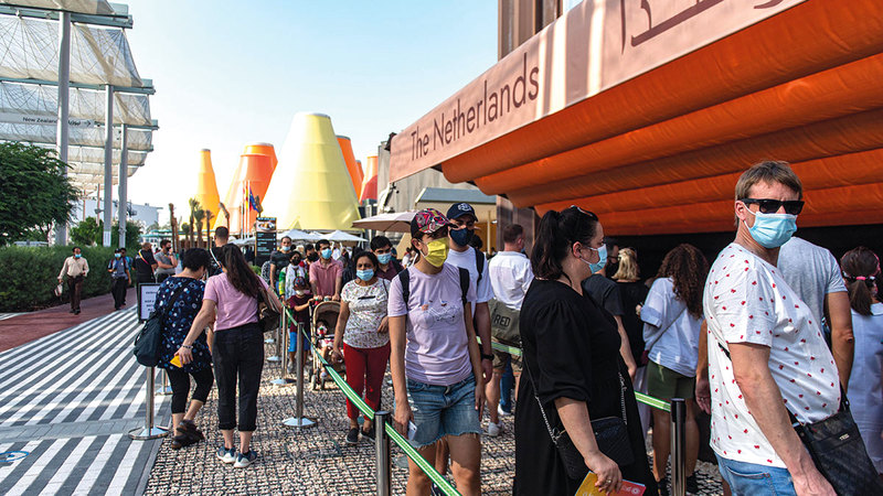 السحب يشجع الزوار على استكشاف أكبر عدد ممكن من أجنحة الدول.   من المصدر