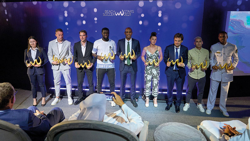 نجوم العالم في الكرة الشاطئية لعام 2021 يجتمعون في لقطة تذكارية بدبي.   من المصدر