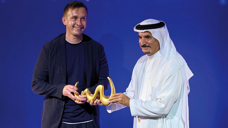 حارب يسلّم أمين عام الاتحاد الروسي لكرة القدم جائزة أفضل مستضيف لنهائيات كأس العالم لكرة القدم الشاطئية.   من المصدر