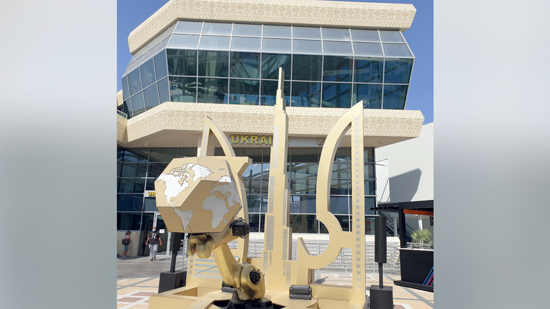 شعار أوكرانيا يحمل معالم دبي أمام جناحها في «إكسبو».      تصوير: أسامة أبوغانم