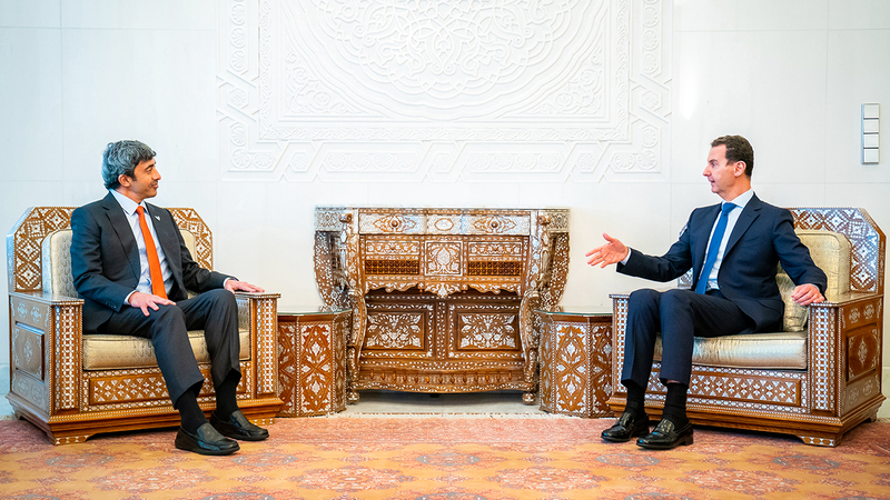 الرئيس السوري خلال استقباله عبدالله بن زايد.  وام