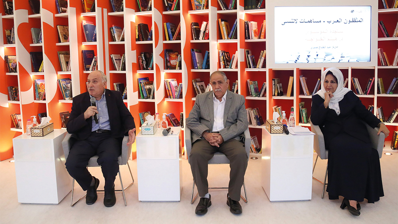 جانب من جلسة حوارية بعنوان «المثقفون العرب.. إسهامات لا تنسى».  من المصدر