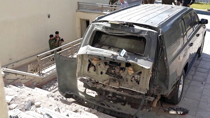 مركبة مدمرة في مقر اقامة رئيس الوزراء العراقي اثر تعرضه للهجوم.   ا.ف.ب