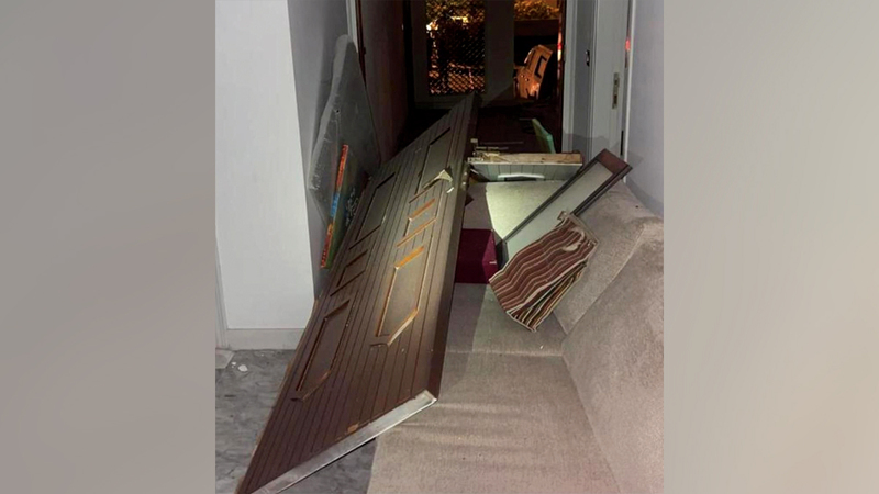 باب مدخل مقر إقامة الكاظمي إثر تعرضه للهجوم.   رويترز