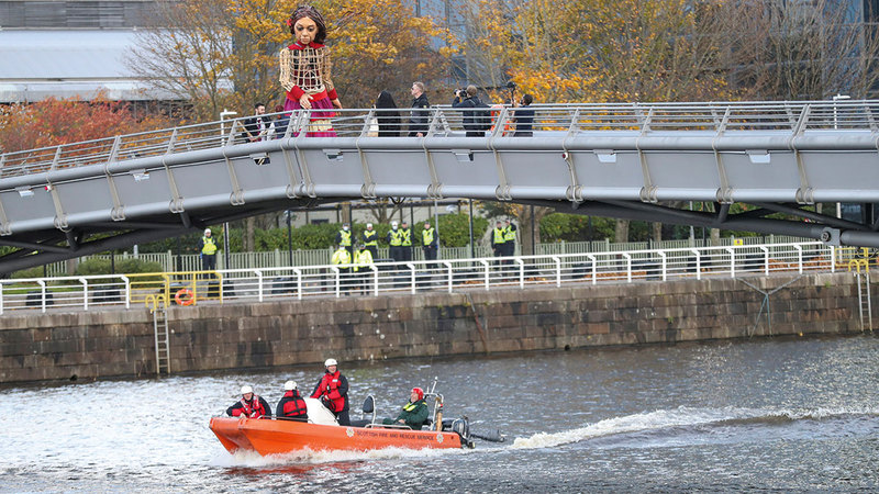 أنصار البيئة يحيون الدمية.  رويترز