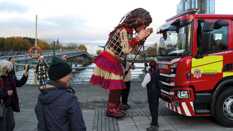 الجمهور يحلق حول «أمل» خارج قاعة الاجتماعات في غلاسكو.  رويترز