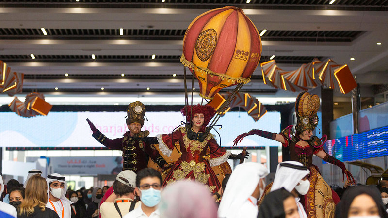عارضون من مختلف بلدان العالم يطلّون بأزيائهم المدهشة على جمهور المعرض.    من المصدر
