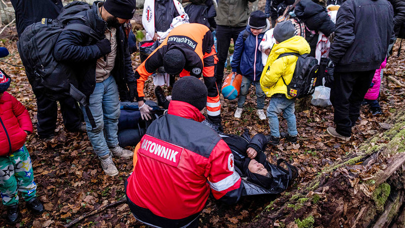 لاجئون عالقون على الحدود بين بيلاروسيا وبولندا.   أ.ف.ب