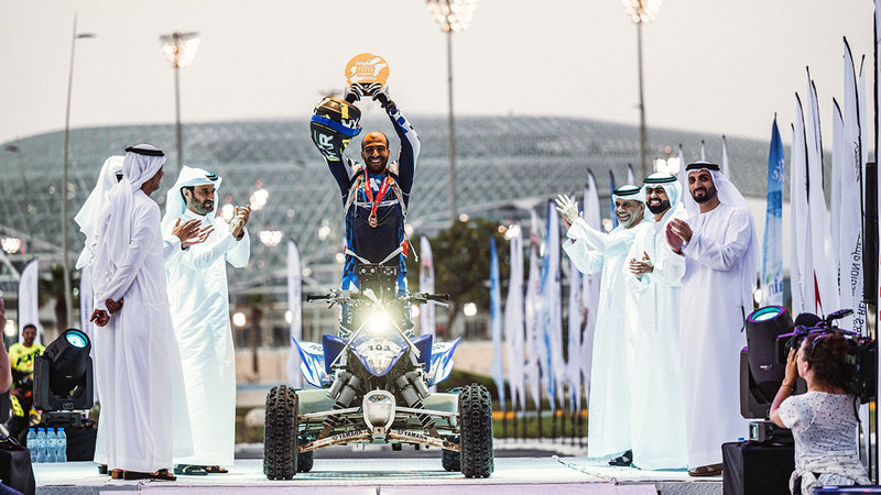 عبدالعزيز أهلي خلال التتويج.   من المصدر