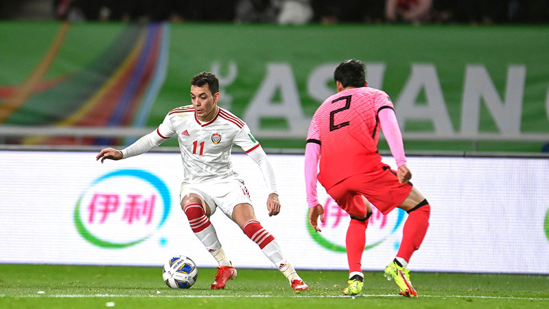 كايو يحاول السيطرة على كرته وسط مراقبة من الدفاع الكوري.   من المصدر