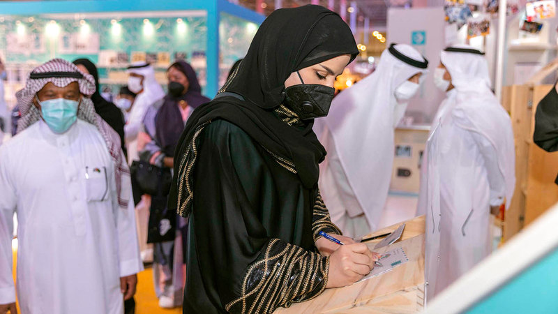 مضاوي آل سعود خلال توقيع الكتاب.  من المصدر