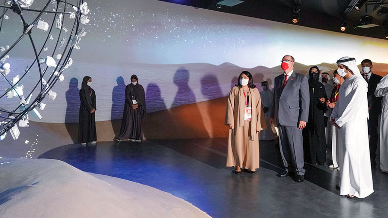 حمدان بن محمد خلال لقائه أمير موناكو في جناح الإمارة.   وام