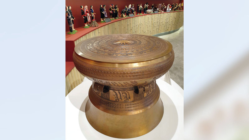 الطبل (البرميل) البرونزي.