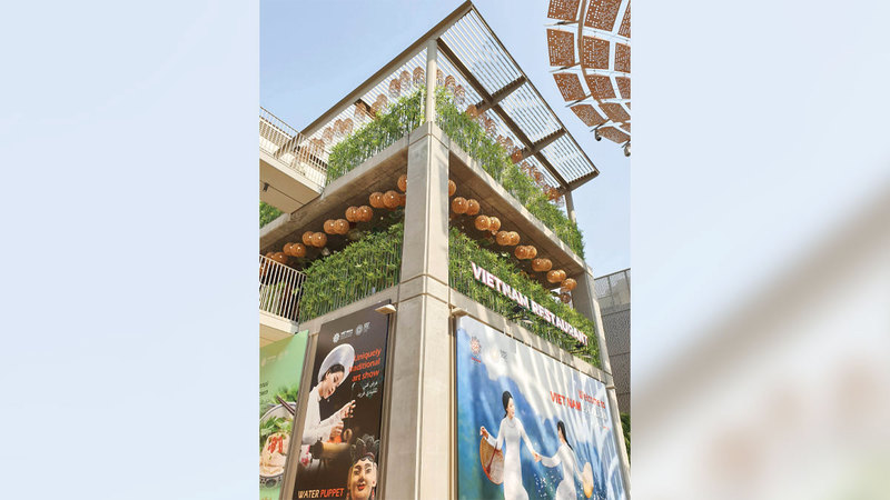 جناح فيتنام من الخارج.. وتبدو حديقة المطعم المطلة على ساحة الشمس.   من المصدر